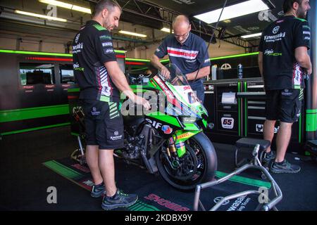 Box JONATHAN REA (Kawasaki) SurmonteTeam WSBK - ZX-10RR) pendant le monde Superbike - SBK Pirelli Emilia-Romagna Round FIM Superbike World Championship 2022 - Race1 sur 11 juin 2022 au Misano World circuit â€œMarco Simoncelliâ€ à Misano Adriatico, Italie (photo de Valerio Origo/LiveMedia/Nurphoto) Banque D'Images