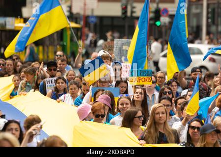 Un millier de manifestants prennent part à des manifestations anti-guerre dans le centre-ville de Cologne, en Allemagne, sur 11 juin 2022, et les manifestants exigent que l'Ukraine fasse partie de l'Union européenne. (Photo de Ying Tang/NurPhoto) Banque D'Images