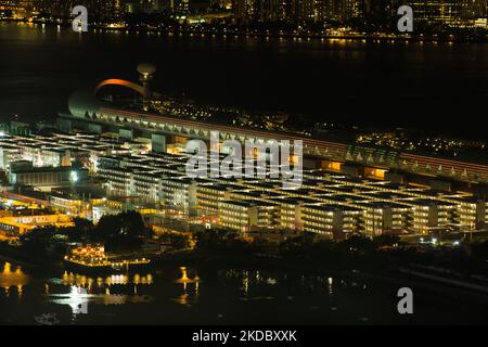 Hong Kong, Chine, 9 juin 2022, le terminal de croisière Kai Tak et le centre d'isolement communautaire Kai Tak pour les patients Covid sont vus la nuit. Même si aucun patient n'y est hébergé, l'ensemble de l'établissement est éclairé la nuit. (Photo de Marc Fernandes/NurPhoto) Banque D'Images