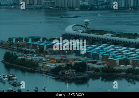 Hong Kong, Chine, 10 juin 2022, le terminal de croisière de Kai Tak et le centre d'isolement communautaire de Kai Tak pour les patients Covid peuvent être vus sur cette photo au crépuscule. (Photo de Marc Fernandes/NurPhoto) Banque D'Images