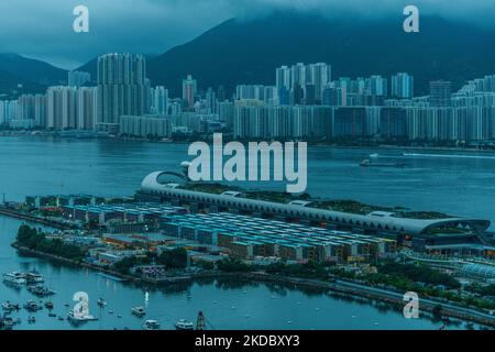 Hong Kong, Chine, 10 juin 2022, le terminal de croisière de Kai Tak et le centre d'isolement communautaire de Kai Tak pour les patients Covid peuvent être vus sur cette photo au crépuscule. (Photo de Marc Fernandes/NurPhoto) Banque D'Images