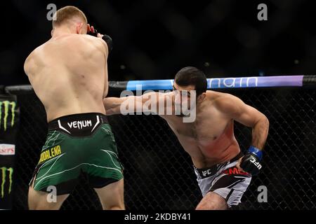 Jack Della Maddalena, d’Australie (L), combat Ramazan Emeev, de Russie, dans le cadre de l’affrontement de poids-corps masculin lors de l’événement UFC 275 au stade intérieur de Singapour sur 12 juin 2022, à Singapour. (Photo de Suhaimi Abdullah/NurPhoto) Banque D'Images