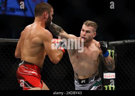 Jake Matthews, d’Australie (R), combat André Fialho, du Portugal, lors de l’épreuve de poids-corps masculin lors de l’événement UFC 275 au stade intérieur de Singapour, sur 12 juin 2022, à Singapour. (Photo de Suhaimi Abdullah/NurPhoto) Banque D'Images