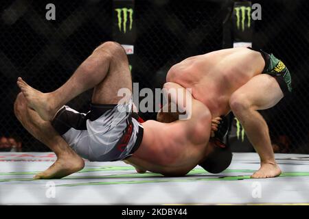 Jack Della Maddalena, d’Australie (R), combat Ramazan Emeev, de Russie, dans le cadre du combat de poids-corps masculin lors de l’événement UFC 275 au stade intérieur de Singapour sur 12 juin 2022, à Singapour. (Photo de Suhaimi Abdullah/NurPhoto) Banque D'Images