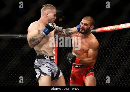 Jake Matthews, d’Australie (L), combat André Fialho, du Portugal, lors de l’épreuve de poids-corps masculin, lors de l’événement UFC 275 au stade intérieur de Singapour, sur 12 juin 2022, à Singapour. (Photo de Suhaimi Abdullah/NurPhoto) Banque D'Images