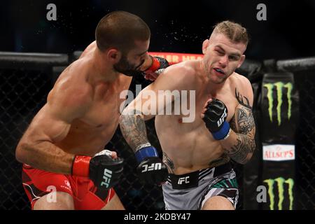 Jake Matthews, d’Australie (R), combat André Fialho, du Portugal, lors de l’épreuve de poids-corps masculin lors de l’événement UFC 275 au stade intérieur de Singapour, sur 12 juin 2022, à Singapour. (Photo de Suhaimi Abdullah/NurPhoto) Banque D'Images