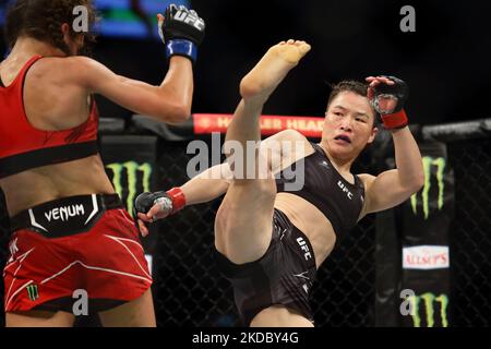 Zhang Weili, de Chine (R), combat Joanna Jedrzejczyk, de Pologne, dans le cadre de la bataille de poids-paille des femmes, lors de l’événement UFC 275 au stade intérieur de Singapour, à 12 juin 2022, à Singapour. (Photo de Suhaimi Abdullah/NurPhoto) Banque D'Images