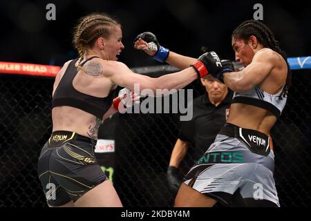 Valentina Shevchenko, du Kirghizistan (L), combat Taila Santos, du Brésil, dans le cadre du combat de femmes en poids de paille, lors de l’événement UFC 275 au stade intérieur de Singapour sur 12 juin 2022, à Singapour. (Photo de Suhaimi Abdullah/NurPhoto) Banque D'Images