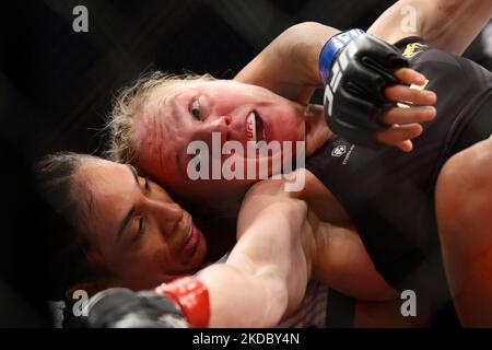 Valentina Shevchenko, du Kirghizistan (R), combat Taila Santos, du Brésil, dans le cadre du combat de femmes en poids de paille lors de l'événement UFC 275 au stade intérieur de Singapour sur 12 juin 2022, à Singapour. (Photo de Suhaimi Abdullah/NurPhoto) Banque D'Images