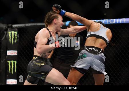 Valentina Shevchenko, du Kirghizistan (L), combat Taila Santos, du Brésil, dans le cadre du combat de femmes en poids de paille, lors de l’événement UFC 275 au stade intérieur de Singapour sur 12 juin 2022, à Singapour. (Photo de Suhaimi Abdullah/NurPhoto) Banque D'Images