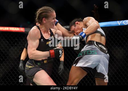 Valentina Shevchenko, du Kirghizistan (L), combat Taila Santos, du Brésil, dans le cadre du combat de femmes en poids de paille, lors de l’événement UFC 275 au stade intérieur de Singapour sur 12 juin 2022, à Singapour. (Photo de Suhaimi Abdullah/NurPhoto) Banque D'Images