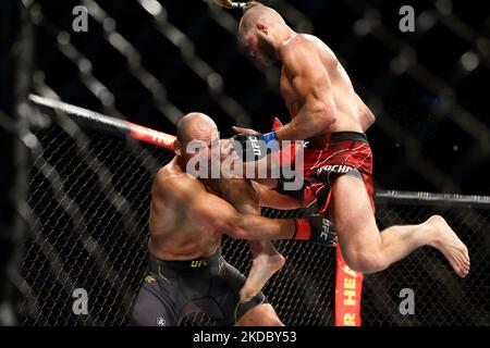 Jiri Prochazka, de la République tchèque (R), combat Glover Teixeira, du Brésil, dans le cadre du combat masculin du titre de poids lourd léger lors de l'événement UFC 275 au stade intérieur de Singapour sur 12 juin 2022, à Singapour. (Photo de Suhaimi Abdullah/NurPhoto) Banque D'Images