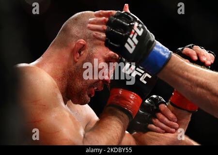 Glover Teixeira, du Brésil, combat Jiri Prochazka, de la République tchèque, dans le cadre du titre masculin de poids lourds légers, lors de l'événement UFC 275 au stade intérieur de Singapour sur 12 juin 2022 à Singapour. (Photo de Suhaimi Abdullah/NurPhoto) Banque D'Images