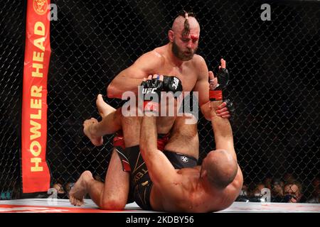 Jiri Prochazka, de la République tchèque (en haut), combat Glover Teixeira, du Brésil, dans le cadre du titre masculin de poids lourds légers, lors de l'événement de l'UFC 275 au stade intérieur de Singapour sur 12 juin 2022, à Singapour. (Photo de Suhaimi Abdullah/NurPhoto) Banque D'Images