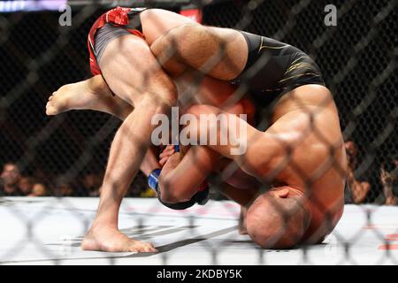 Jiri Prochazka, de la République tchèque (L), combat Glover Teixeira, du Brésil, dans le cadre du combat masculin du titre de poids lourd léger lors de l'événement UFC 275 au stade intérieur de Singapour sur 12 juin 2022, à Singapour. (Photo de Suhaimi Abdullah/NurPhoto) Banque D'Images