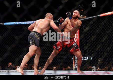 Jiri Prochazka, de la République tchèque (R), combat Glover Teixeira, du Brésil, dans le cadre du combat masculin du titre de poids lourd léger lors de l'événement UFC 275 au stade intérieur de Singapour sur 12 juin 2022, à Singapour. (Photo de Suhaimi Abdullah/NurPhoto) Banque D'Images