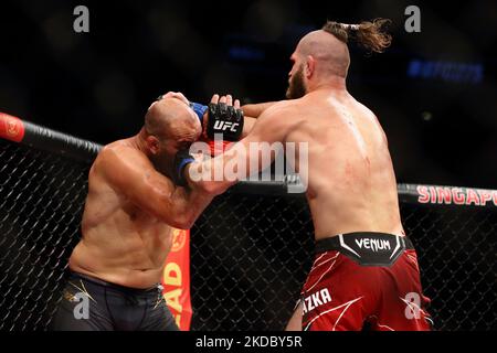 Jiri Prochazka, de la République tchèque (R), combat Glover Teixeira, du Brésil, dans le cadre du combat masculin du titre de poids lourd léger lors de l'événement UFC 275 au stade intérieur de Singapour sur 12 juin 2022, à Singapour. (Photo de Suhaimi Abdullah/NurPhoto) Banque D'Images