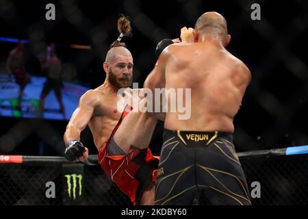 Jiri Prochazka, de la République tchèque (L), lance le Glover Teixeira, du Brésil, dans le cadre du combat masculin de poids lourds légers lors de l'événement UFC 275 au stade intérieur de Singapour sur 12 juin 2022 à Singapour. (Photo de Suhaimi Abdullah/NurPhoto) Banque D'Images