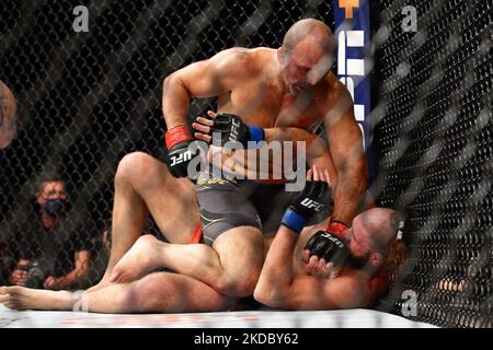 Jiri Prochazka, de la République tchèque (en bas), combat Glover Teixeira, du Brésil, dans le cadre du combat masculin du titre de poids lourd léger lors de l'événement UFC 275 au stade intérieur de Singapour sur 12 juin 2022, à Singapour. (Photo de Suhaimi Abdullah/NurPhoto) Banque D'Images