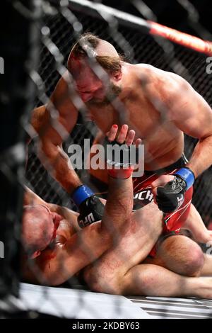 Jiri Prochazka, de la République tchèque (en haut), frappe Glover Teixeirae du Brésil dans le combat du titre poids lourd léger de la République tchèque lors de l'événement UFC 275 au stade intérieur de Singapour sur 12 juin 2022 à Singapour. (Photo de Suhaimi Abdullah/NurPhoto) Banque D'Images