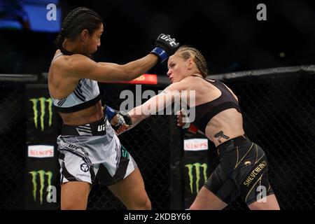 Valentina Shevchenko, du Kirghizistan (R), combat Taila Santos, du Brésil, dans le cadre du combat de femmes en poids de paille lors de l'événement UFC 275 au stade intérieur de Singapour sur 12 juin 2022, à Singapour. (Photo de Suhaimi Abdullah/NurPhoto) Banque D'Images