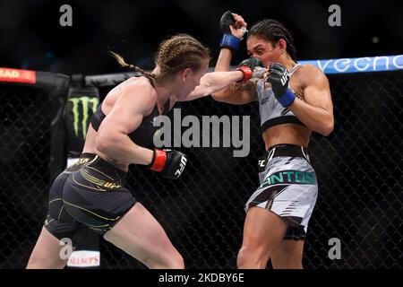 Valentina Shevchenko, du Kirghizistan (L), combat Taila Santos, du Brésil, dans le cadre du combat de femmes en poids de paille, lors de l’événement UFC 275 au stade intérieur de Singapour sur 12 juin 2022, à Singapour. (Photo de Suhaimi Abdullah/NurPhoto) Banque D'Images