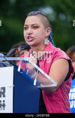 WASHINGTON, DC - JUIN 11: L'activiste X Gonzalez s'exprime lors d'une marche pour notre rallye de vies contre la violence des armes à feu sur le National Mall 11 juin 2022 à Washington, DC. Le mouvement de marche pour nos vies a été stimulé par la fusillade à l'école secondaire Marjory Stoneman Douglas de Parkland, en Floride, en 2018. Après les récentes fusillades de masse à Buffalo, New York et Uvalde, Texas, un groupe bipartisan de sénateurs continue de négocier un accord de compromis potentiel sur la violence par les armes à feu et la législation sur la sécurité par les armes à feu. « Des milliers de personnes en slickers et tee-shirts se sont déversés à Washington samedi pour se rallier Banque D'Images