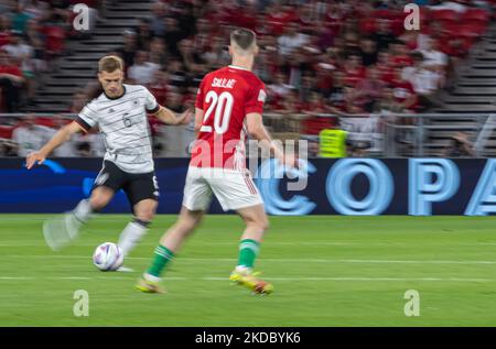 Joshua Kimmich, d'Allemagne, est en compétition pour le bal avec Roland Sallai, de Hongrie, lors du match de l'UEFA Nations League A3 à Puskás Aréna sur 11 juin 2022 à Budapest, Hongrie. (Photo de Robert Szaniszló/NurPhoto) Banque D'Images