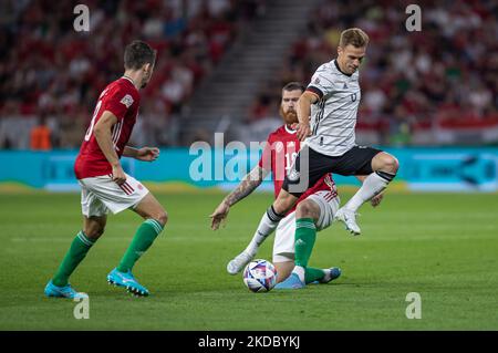 Joshua Kimmich, d'Allemagne, est en compétition pour le bal avec Martin Adam, de Hongrie, lors du match de l'UEFA Nations League A3 à Puskás Aréna sur 11 juin 2022 à Budapest, en Hongrie. (Photo de Robert Szaniszló/NurPhoto) Banque D'Images