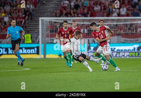 Dominik Szoboszlai de Hongrie est en compétition pour le bal avec Joshua Kimmich d'Allemagne lors du match de l'UEFA Nations League A3 à Puskás Aréna sur 11 juin 2022 à Budapest, Hongrie. (Photo de Robert Szaniszló/NurPhoto) Banque D'Images