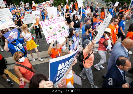 Des milliers de manifestants ont défilé de Cadman Plaza à travers le pont de Brooklyn jusqu'au centre-ville de Manhattan à New York au cours de la marche pour nos vies sur 11 juin 2022 appelant à la fin de la violence par les armes à feu. (Photo de Karla Ann Cote/NurPhoto) Banque D'Images