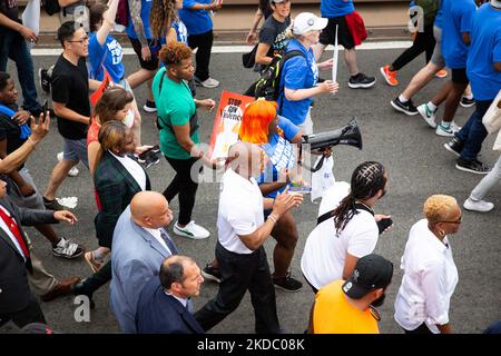 Des milliers de manifestants ont défilé de Cadman Plaza à travers le pont de Brooklyn jusqu'au centre-ville de Manhattan à New York au cours de la marche pour nos vies sur 11 juin 2022 appelant à la fin de la violence par les armes à feu. (Photo de Karla Ann Cote/NurPhoto) Banque D'Images