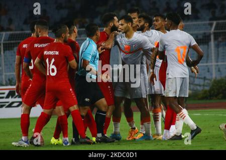 Après avoir perdu le match, les joueurs afghans ont exprimé leurs frustrations contre l'Inde. Trois joueurs afghans et deux joueurs indiens ont d'abord été vus pousser et bousculer avant que les éraflures ne s'envenirent. Cependant, le gardien de but indien Gurpreet Singh a essayé dur de pacifier les joueurs des deux côtés, mais il aussi a été poussé par les joueurs afghans. Voyant la scène laid, les responsables de l'AFC au sol, mais les éraflures ne font que s'intensifier. On ne sait pas pourquoi cette bagarre a éclaté. Le comité organisateur des qualifications de la coupe d'Asie de l'AFC n'a rien dit au sujet des incidents. (Photo de Debajyoti Chak Banque D'Images