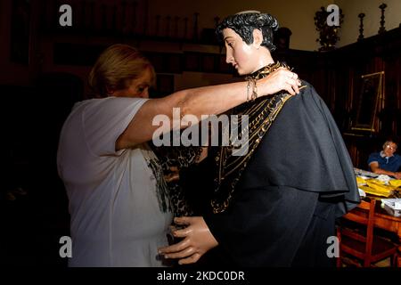 Le juin Antonine commence à Rieti, avec la vinaigrette traditionnelle de Saint Antoine, le saint sera porté en procession dans une 'machine' pesant plusieurs tonnes, complètement avec des porteurs. La procession selon la tradition est accompagnée de deux rangées de bougies transportées par les croyants et les fidèles. À Rieti, Italie, le 12 juin 2022. (Photo de Riccardo Fabi/NurPhoto) Banque D'Images