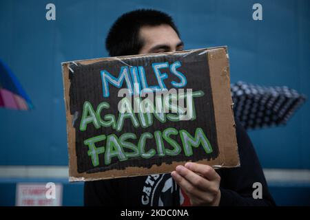 Des manifestants protestent contre les Chelsea Piers à New York pour avoir accueilli le gouverneur de Floride Ron DeSantis à propos de 12 juin 2022 dont la législation a mené à du harcèlement et des menaces de violence envers la communauté LGBTQIA. (Photo de Karla Ann Cote/NurPhoto) Banque D'Images