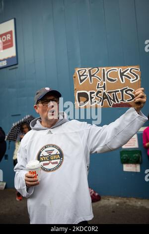 Des manifestants protestent contre les Chelsea Piers à New York pour avoir accueilli le gouverneur de Floride Ron DeSantis à propos de 12 juin 2022 dont la législation a mené à du harcèlement et des menaces de violence envers la communauté LGBTQIA. (Photo de Karla Ann Cote/NurPhoto) Banque D'Images