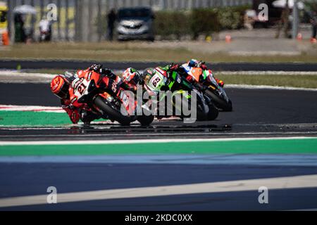 21 RINALDI Michael Ruben ITA Ducati Panigale V4R , 65 REA Jonathan GBR Kawasaki ZX-10RR pendant le Championnat Motul FIM Superbike - course italienne du dimanche rond pendant le World Superbike - circuit Pirelli Emilia-Romagna Round, 10-12 juin 2022 sur Misano, Italie. (Photo de Fabio Averna/NurPhoto) Banque D'Images