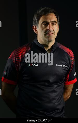 Joueur de snooker professionnel anglais et actuel numéro 1 mondial et sept fois champion du monde, Ronnie O'Sullivan pose pour un portrait à l'Académie Ronnie O'Sullivan Snooker sur 13 juin 2022 à Singapour. Ronnie O’Sullivan, surnommée « la fusée », est à Singapour pour célébrer le lancement de la Ronnie O’Sullivan Snooker Academy (Rossa). Rossa a été ouvert à la fin de 2021, dans le cadre de la volonté d'O'Sullivan de débassier un champion du monde en Asie, car il a vu une croissance du jeu dans la région. (Photo de Suhaimi Abdullah/NurPhoto) Banque D'Images