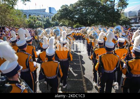 Bâton Rouge, LA, États-Unis. 5th novembre 2022. Le groupe de LSU, The Golden Band de Tigerland, descendez Victory Hill avant le match de football de la NCAA entre l'Alabama Crimson Tide et les LSU Tigers au Tiger Stadium de Baton Rouge, LA. Jonathan Mailhes/CSM/Alamy Live News Banque D'Images