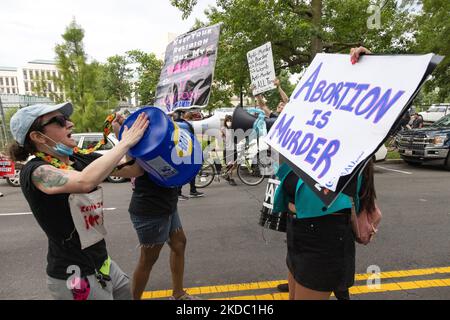 Les contre-manifestants ont fait une manifestation sur les droits à l'avortement à Washington, D.C., sur 13 juin 2022. (Photo de Bryan Olin Dozier/NurPhoto) Banque D'Images