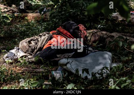 Un ukrainien assassiné par l'armée russe est sur un terrain après avoir été excavé dans une forêt près de Bucha, Ukraine - 13 juin 2022. Les corps ont été découverts par une patrouille des forces de défense territoriales et étaient situés près des tranches construites par l'armée russe lorsqu'elle occupait le territoire. Sept corps ont été excavés d'une tombe de masse. Certains des corps ont des signes d'être attaché et tiré à. Une enquête suivra. (Photo par Dominika Zarzycka/NurPhoto) Banque D'Images