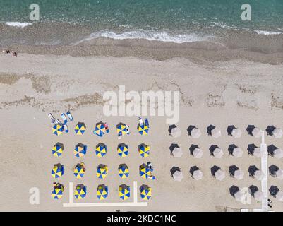 Images aériennes d'un drone de la côte de la ville de Rethymno avec la longue plage et les bars de plage de l'île de Creta. Les gens sont vus profiter du soleil sous le parapluie au bar de la plage ou nager dans la mer cristalline. Rethymno est une ville balnéaire méditerranéenne historique située sur la côte nord de la Crète, au bord de la mer Égée, avec une population de 40,000 personnes. Une destination touristique avec un port et une ville vénitienne historique, des sites archéologiques, des plages de sable sans fin, des sports nautiques, de belles tavernes traditionnelles et une grande variété d'hôtels. Le tourisme rebondit avec des réservations dépassant Banque D'Images