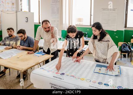 Le président et les scrutateurs lors du dépouillement des élections municipales à Molfetta, à l'école Cesare Battisti, le 13 juin 2022 à Molfetta. Comme lors des précédentes élections régionales et nationales, Molfetta se confirme parmi les feux rouges régionaux pour le nombre de personnes ayant exercé leur droit de vote. Cinquante municipalités des Pouilles ont appelé aux sondages pour le renouvellement des conseils municipaux. Le taux de participation des Pouilles a été de 61,27 %, contre 56,96 % à Molfetta. En détail, 62,52% ont voté dans l'ancienne province de Bari: Onze municipalités ont voté dans leur sondage respectif Banque D'Images