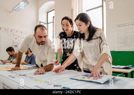 Le président et les scrutateurs lors du dépouillement des élections municipales à Molfetta, à l'école Cesare Battisti, le 13 juin 2022 à Molfetta. Comme lors des précédentes élections régionales et nationales, Molfetta se confirme parmi les feux rouges régionaux pour le nombre de personnes ayant exercé leur droit de vote. Cinquante municipalités des Pouilles ont appelé aux sondages pour le renouvellement des conseils municipaux. Le taux de participation des Pouilles a été de 61,27 %, contre 56,96 % à Molfetta. En détail, 62,52% ont voté dans l'ancienne province de Bari: Onze municipalités ont voté dans leur sondage respectif Banque D'Images