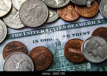 Etats-Unis un billet de cent dollars est vu avec des pièces dans cette illustration photo prise à Cracovie, Pologne sur 13 juin 2022. (Photo d'illustration par Jakub Porzycki/NurPhoto) Banque D'Images