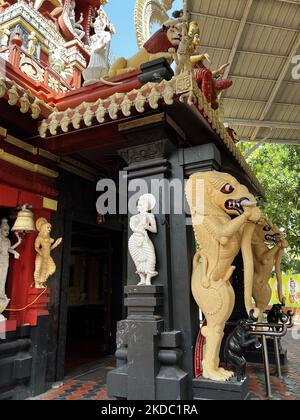 Des figures de divinités hindoues ornent le temple de Pazhanchira Devi à Thiruvananthapuram (Trivandrum), Kerala, Inde sur 26 mai 2022. Le temple de Sree Pazhanchira Devi est l'un des temples les plus anciens. Le temple a près de 700 ans et est un excellent exemple de Kerala Vasthu Vidya et de son architecture. Cette structure patrimoniale est placée sous la liste des monuments d'importance nationale. (Photo de Creative Touch Imaging Ltd./NurPhoto) Banque D'Images
