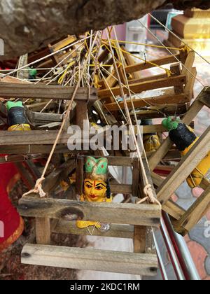 Petits berceaux en bois placés par des familles hindoues priant d'avoir des enfants accrochés sur les branches d'un arbre au temple de Pazhanchira Devi à Thiruvananthapuram (Trivandrum), Kerala, Inde sur 26 mai 2022. Le temple de Sree Pazhanchira Devi est l'un des temples les plus anciens. Le temple a près de 700 ans et est un excellent exemple de Kerala Vasthu Vidya et de son architecture. Cette structure patrimoniale est placée sous la liste des monuments d'importance nationale. (Photo de Creative Touch Imaging Ltd./NurPhoto) Banque D'Images