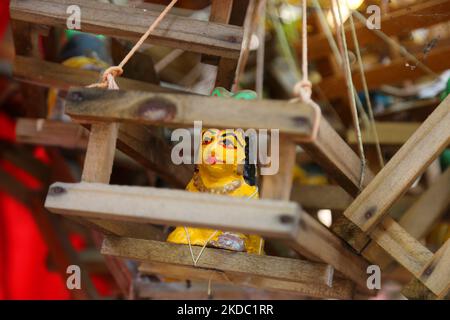 Petits berceaux en bois placés par des familles hindoues priant d'avoir des enfants accrochés sur les branches d'un arbre au temple de Pazhanchira Devi à Thiruvananthapuram (Trivandrum), Kerala, Inde sur 26 mai 2022. Le temple de Sree Pazhanchira Devi est l'un des temples les plus anciens. Le temple a près de 700 ans et est un excellent exemple de Kerala Vasthu Vidya et de son architecture. Cette structure patrimoniale est placée sous la liste des monuments d'importance nationale. (Photo de Creative Touch Imaging Ltd./NurPhoto) Banque D'Images