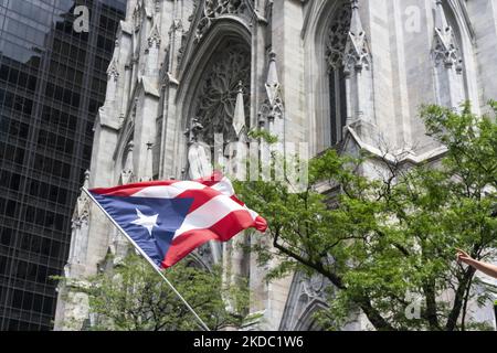 Un drapeau portoricain est agité à l'extérieur de la cathédrale Saint-Patrick pendant la parade nationale de jour de Porto-Rican Dimanche 12 juin 2022 à New York, NY. La parade revient après un hiatus de deux ans en raison de la pandémie de COVID-19. (Photo par Erin Lefevre/NurPhoto) Banque D'Images