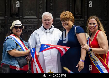 Le prêtre de la cathédrale Saint-Patrick pose lors de la parade nationale de jour de Porto Rico Dimanche 12 juin 2022 à New York, NY. Le défilé revient après un hiatus de deux ans en raison de la pandémie de COVID-19. (Photo par Erin Lefevre/NurPhoto) Banque D'Images